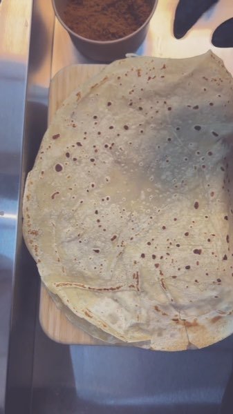 En nygräddad crêpebotten på skärbrädan i KBA:s kök.
