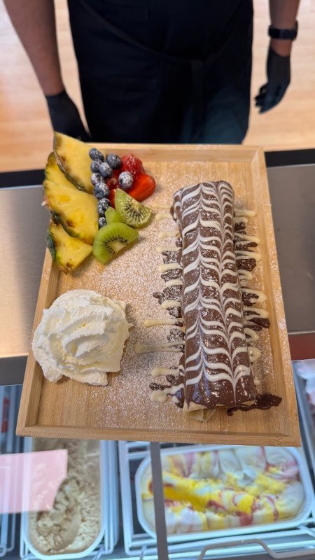 En Nutella Roll läggs upp med frukt och grädde i KBA Sweet Center.
