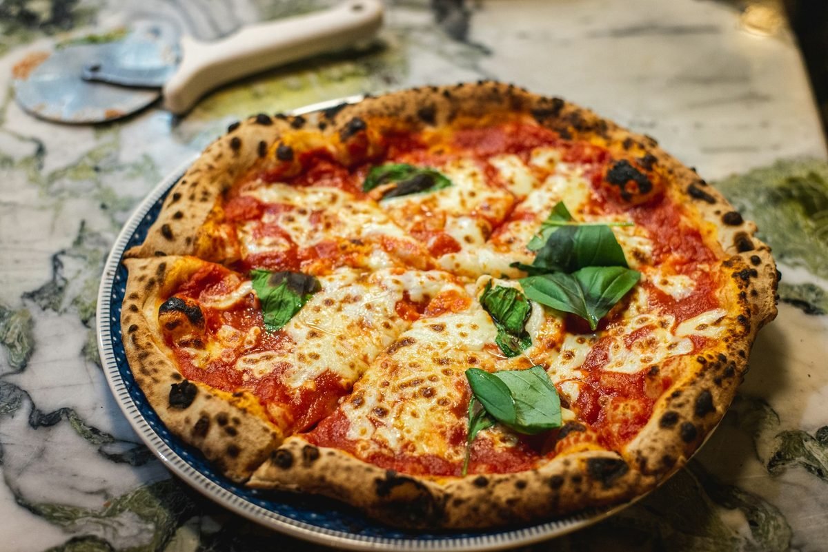 Färdiggräddad pizza — tillfällig bild, inte fotograferad hos KBA.