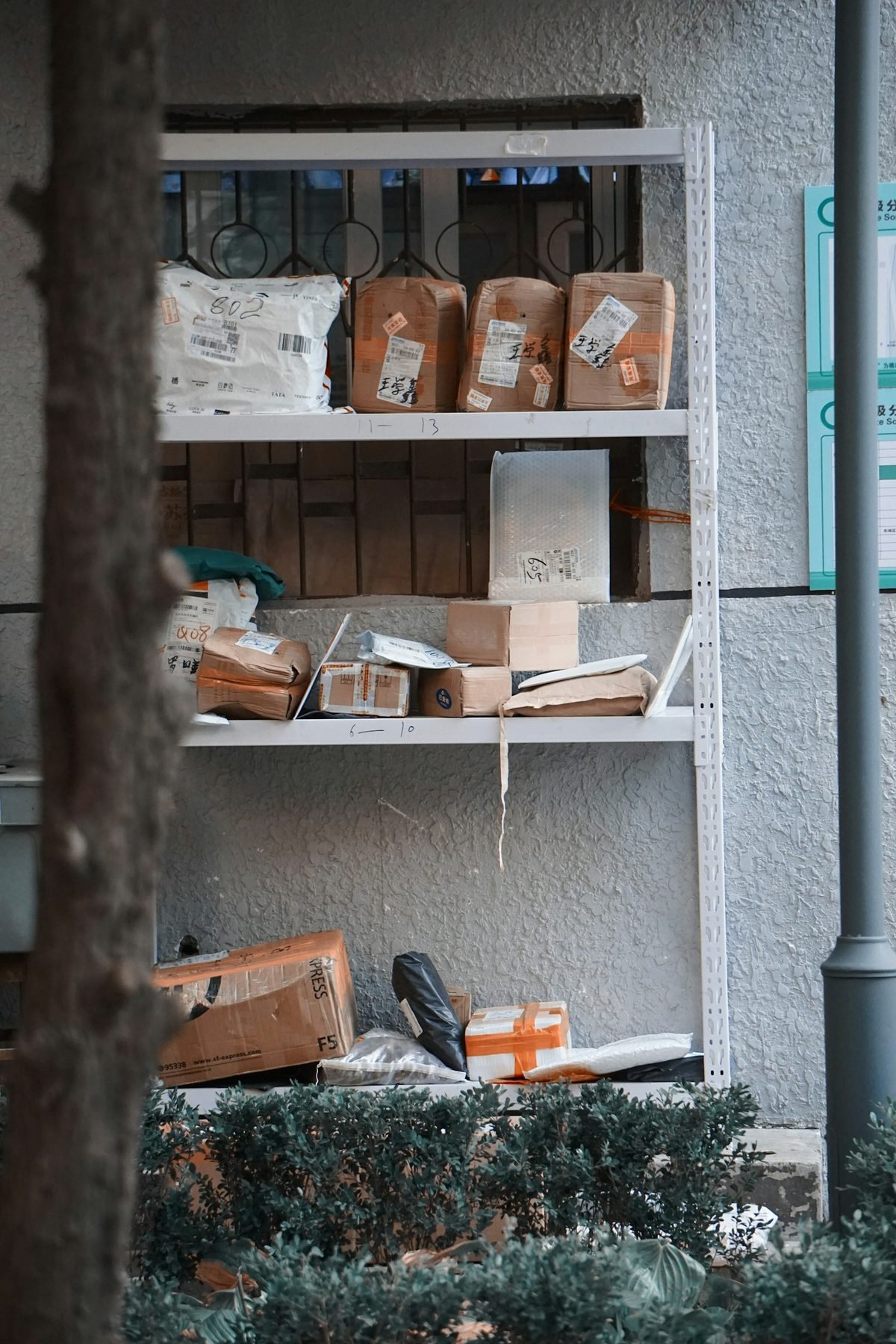 Butikshylla med snacks och varor — tillfällig bild, inte fotograferad hos KBA.