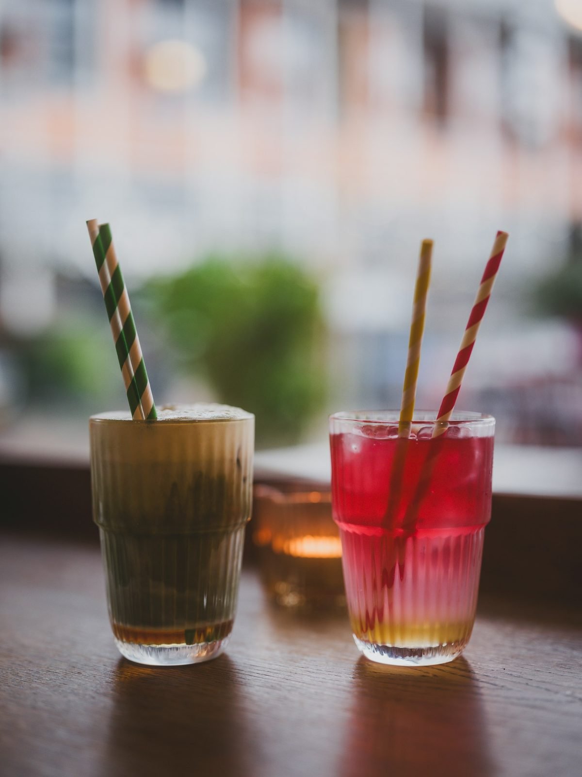 Två kalla drinkar med sugrör — tillfällig bild, inte fotograferad hos KBA.
